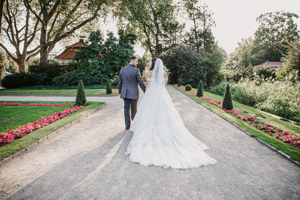 Elegante Sommerhochzeit im Schlosspark – Brautpaar von hinten, Spitzenkleid mit Schleppe | Hochzeitsfotograf Wuppertal